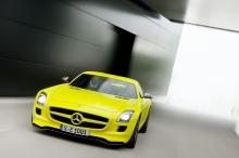 Желтый Mercedes-Benz SLS снимается для рекламного ролика